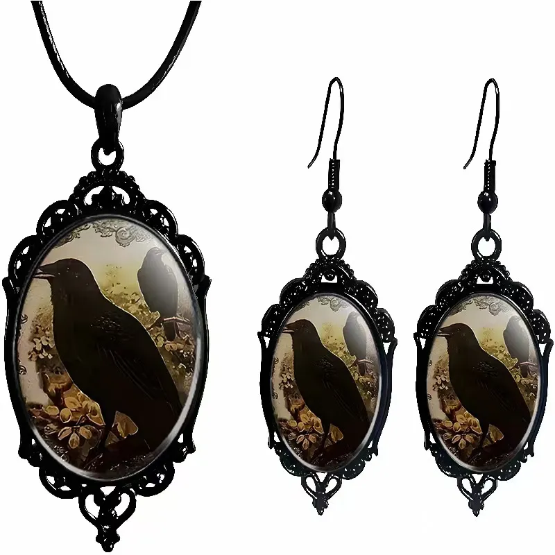 Gothic Raven & Skull Pendant Necklace – Dark Vintage Jewelry, Statement Gothic Accessory for Men & Women, Unique Gift for Alt / Punk Style